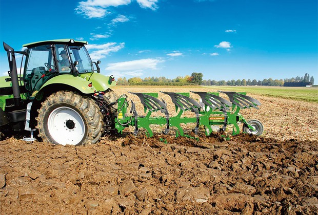 materiel-agricole-charrue-amazone-servimac