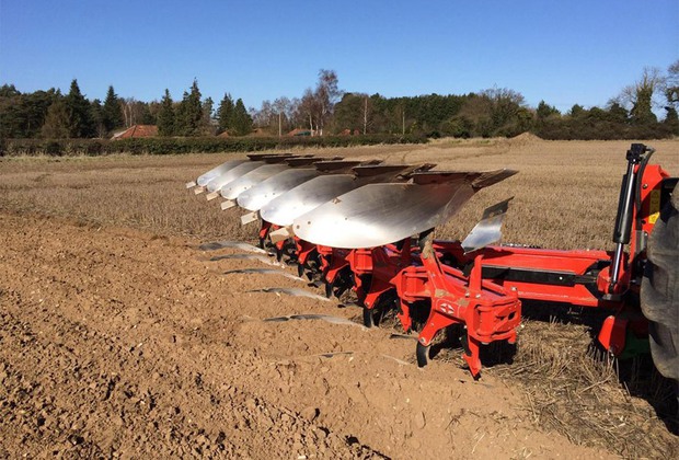 materiel-agricole-charrue-gregoire-besson-servimac
